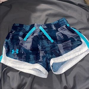 Girls Under Armour Small shorts